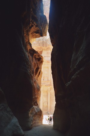 A Szik vége, háttérben a kanyon sziklái mögött feltünik a Fáraó kincstárának egy kis részlete